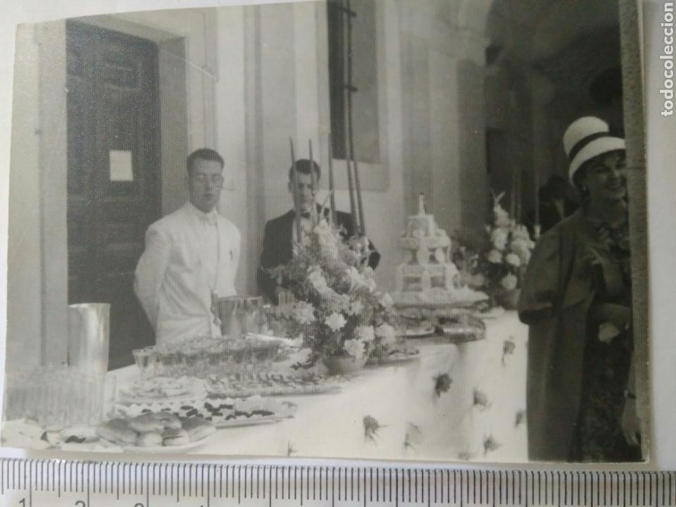 Photographie ancienne: FOTO COCTEL CELEBRACION.JOVEN CAMARERO.A&Ntilde;OS 50-60