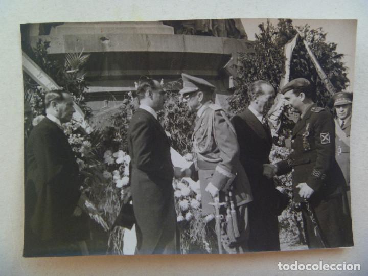 Fotograf&iacute;a antigua: FOTO GENERAL MOSCARD&Oacute; CON LAUREADA, FALANGE VIEJA GUARDIA ASPA HERIDO. BARCELONA . DE BRANGUL&Iacute;, 1943