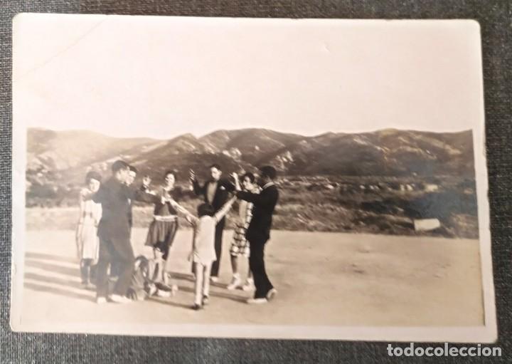 Fotograf&iacute;a antigua: FT 17 Antigua fotograf&iacute;a Bailando la Sardana en la era - principios a&ntilde;os 50 - 7cm x 10cm