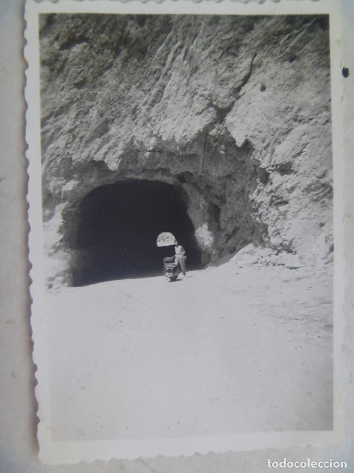 Fotograf&iacute;a antigua: FOTO DE SE&Ntilde;ORITA Y  MOTO VESPA ANTE LA BOCA DE UN TUNEL O SIMILAR . COSTA DEL SOL, 1959