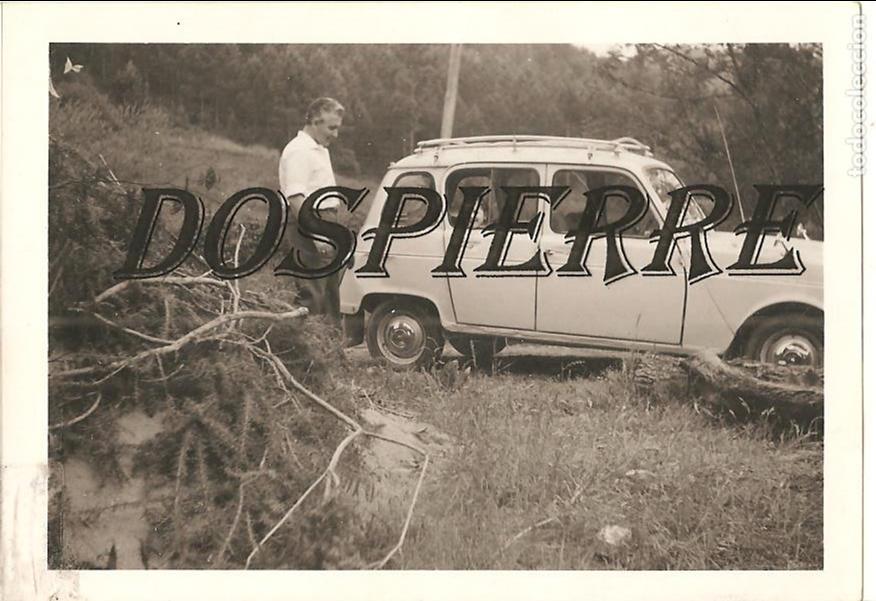 Fotograf&iacute;a antigua: FOTO, JUNTO A RENAULT 4, 7,5X10,5