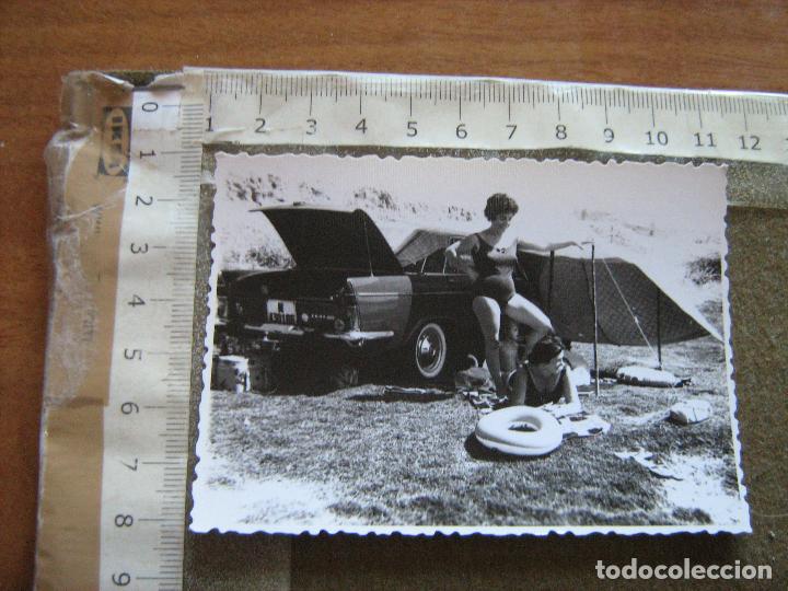 Fotograf&iacute;a antigua: FOTOGRAFIA ESCENA DE CAMPING COCHE SEAT 1500