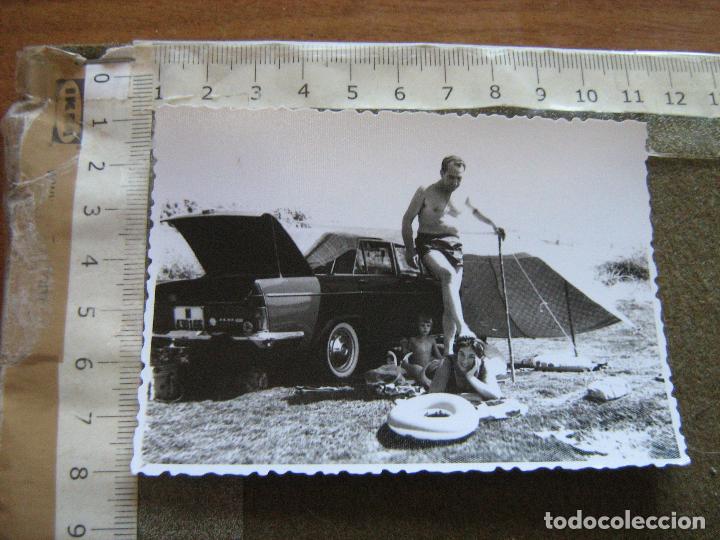Fotograf&iacute;a antigua: FOTOGRAFIA ESCENA DE CAMPING COCHE SEAT 1500