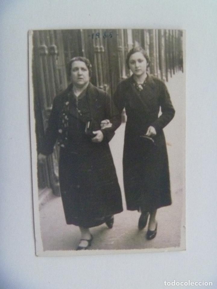 Fotografia antiga: REPUBLICA : MINUTERO DE FOTOGRAFO AMBULANTE DE MUJERES  PASEANDO. 1935