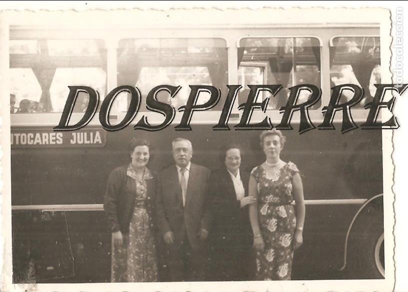 Fotograf&iacute;a antigua: ANTIGUA FOTO, GENTE JUNTO A AUTOB&Uacute;S DE AUTOCARES JULIA, 7X10, ORIGINAL