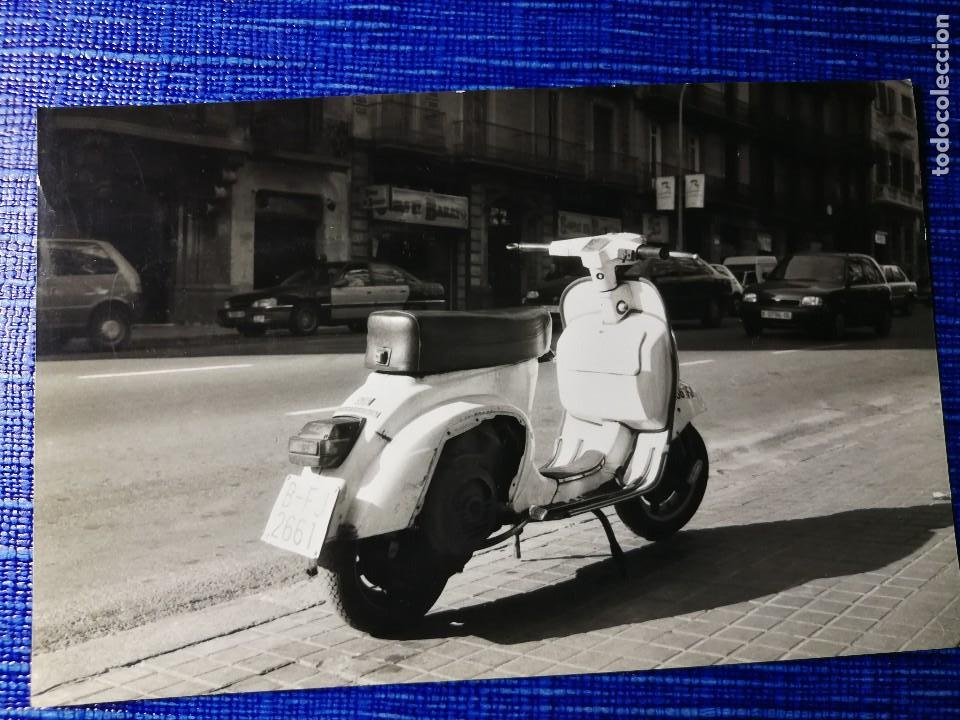 Fotograf&iacute;a antigua: Fotograf&iacute;a. moto vespa. Matr&iacute;cula de barcelona. Foto.