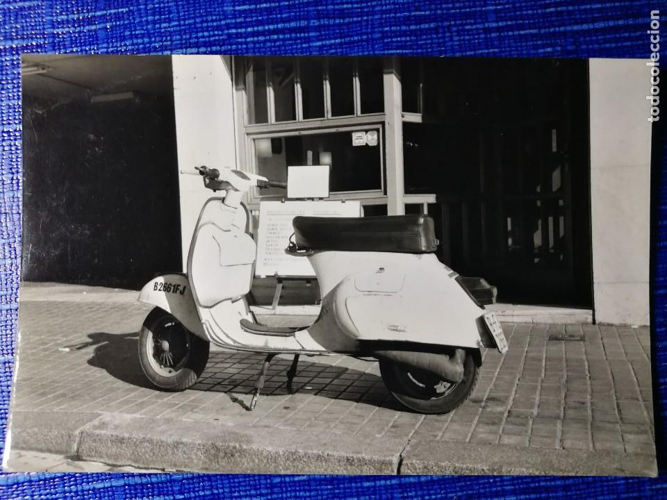 Fotograf&iacute;a antigua: Fotograf&iacute;a. moto vespa. Matr&iacute;cula de barcelona. Foto.