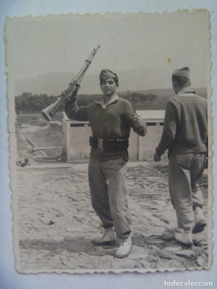 Fotograf&iacute;a antigua: LA LEGION : FOTO  DE LEGIONARIO CON CHAPIRI , JERSEY DE LANA Y MAUSER , 1960