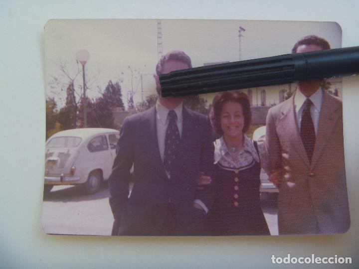 Fotograf&iacute;a antigua: FOTO DE AMIGOS Y DETRAS UN SEAT 600