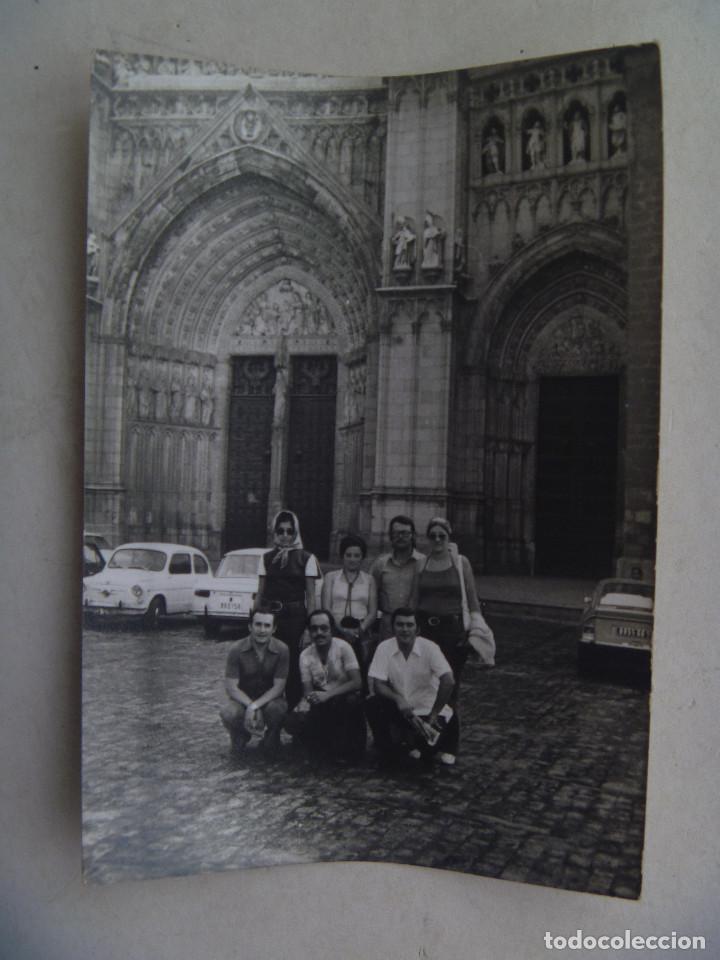 Fotograf&iacute;a antigua: FOTO DE GRUPO DE TURISTAS ANTE UNA FACHADA BARROCA DE CATEDRAL, DETRAS COCHES EPOCA, SEAT 600