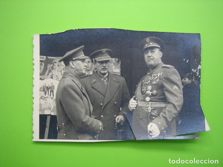 Fotograf&iacute;a antigua: Foto de militares condecorados en la guerra civil. Entrega de juguetes a Sub de la II Brigada de Cab