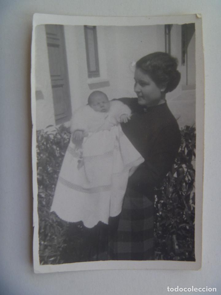 Photographie ancienne: FOTO DE JOVEN MADRE CON SU BEB&Eacute; RECIEN NACIDO. DE SANCHES ROS, SAN JUAN DE ALICANTE , 1953