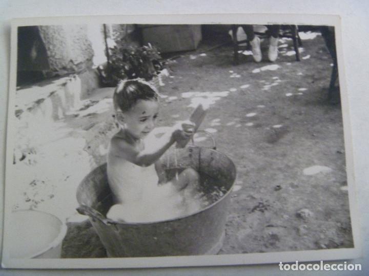 Alte Fotografie: FOTO DE NI&Ntilde;O PEQUE&Ntilde;O BA&Ntilde;ANDOSE EN UN BARRE&Ntilde;O
