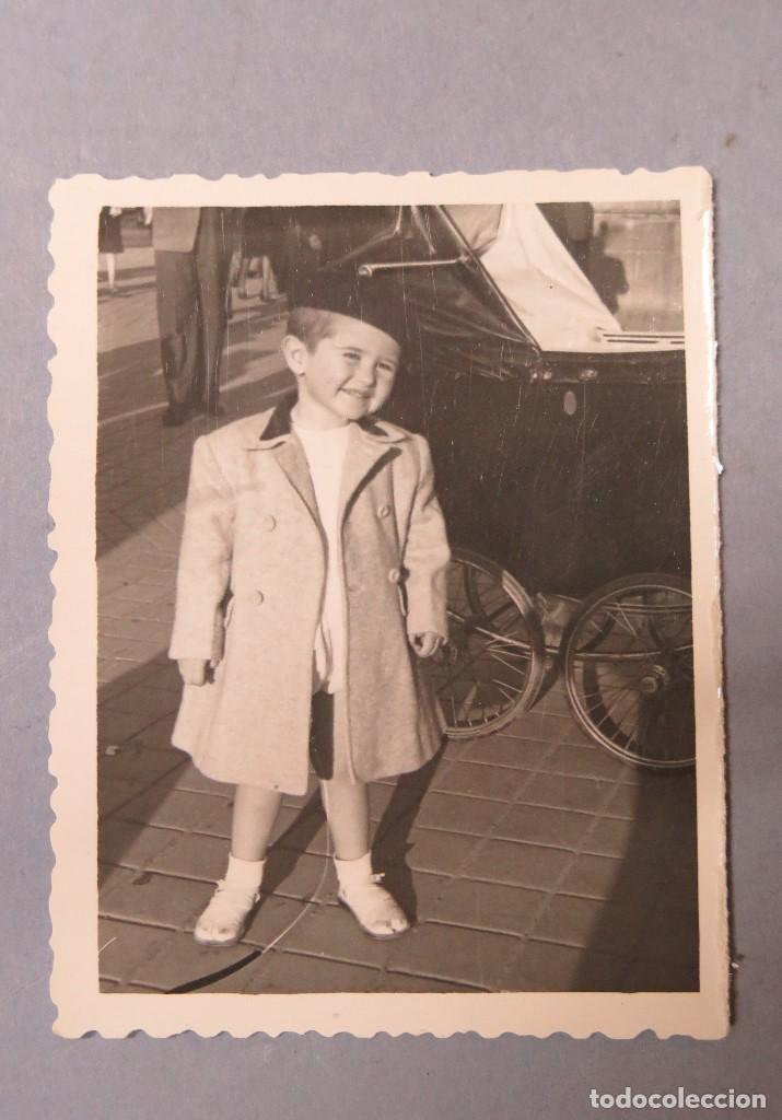 Alte Fotografie: FOTOGRAFIA. NI&Ntilde;O CON CARRITO. 1945