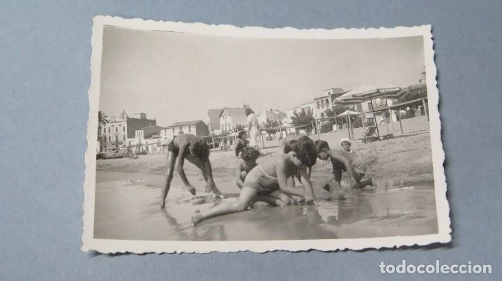 Alte Fotografie: FOTOGRAFIA. NI&Ntilde;OS. PLAYA SITGES. 1943