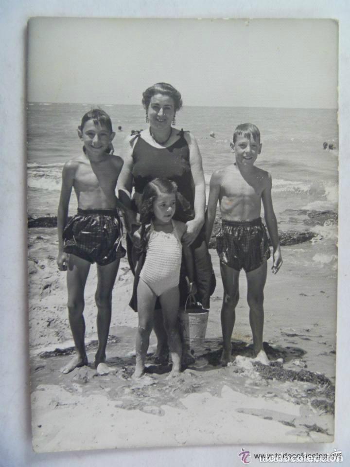 Fotografia antiga: FOTO DE MUJER CON NI&Ntilde;OS EN BA&Ntilde;ADOR EN LA PLAYA DE CHIPIONA . NI&Ntilde;A CON CUBITO , ETC