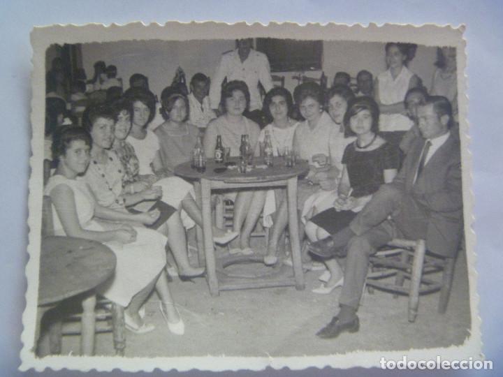 Fotograf&iacute;a antigua: FOTO DE MUJERES TOMANDOSE UNOS BOTELLINES DE CERVEZA CRUZCAMPO. FERIA