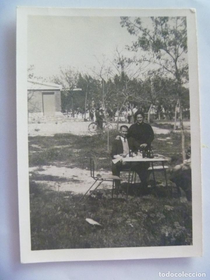 Fotograf&iacute;a antigua: FOTO DE PAREJA TOMANDOSE UNOS BOTELLINES DE CERVEZA CRUZCAMPO EN UN PARQUE