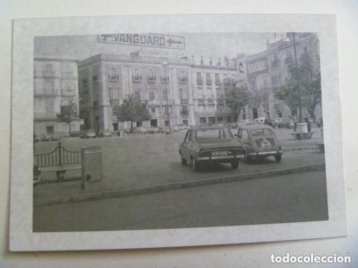 Fotograf&iacute;a antigua: FOTO DE LA PLAZA DE SAN ANTONIO DE CADIZ , COCHES APARCADOS, SEAT 600 . PUBLICIDAD VANGUARD, 1972.