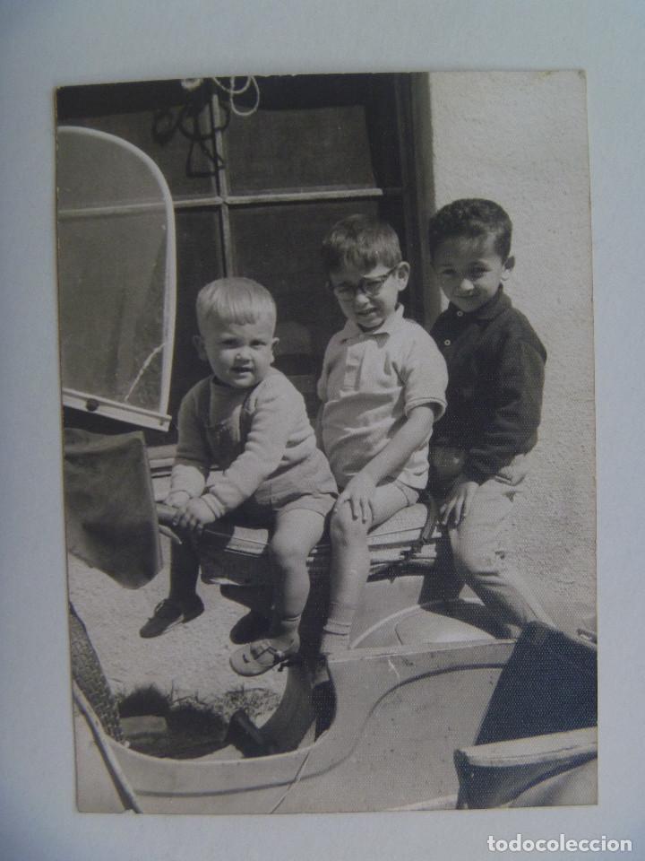 Fotograf&iacute;a antigua: FOTO DE TRES NI&Ntilde;OS MONTADOS EN UNA MOTO VESPA
