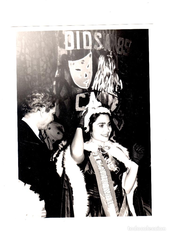 Fotograf&iacute;a antigua: FOTOGRAFIA DE LA CORONACION DE LA DIOSA DEL CARNAVAL POR EL ALCALDE CARLOS DIAZ. CADIZ. 1985.