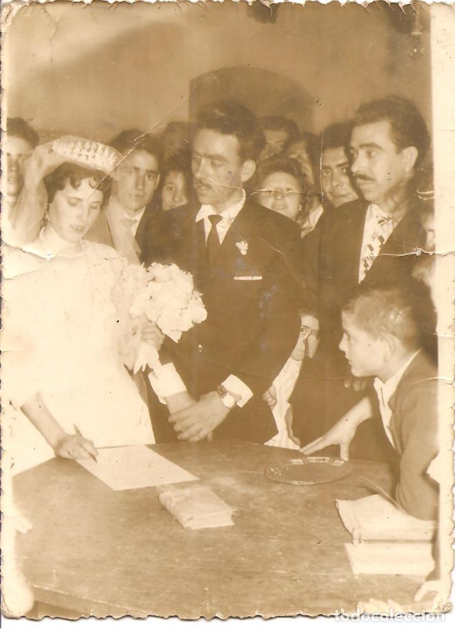 Fotograf&iacute;a antigua: FOTO, NOVIOS FIRMANDO EN UNA BODA, FOTO SEGUNDO-MALPARTIDA DE LA SERENA-BADAJOZ