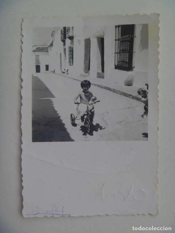 Fotografia antiga: FOTO DE NI&Ntilde;A CON MU&Ntilde;ECA EN UN TRICICLO