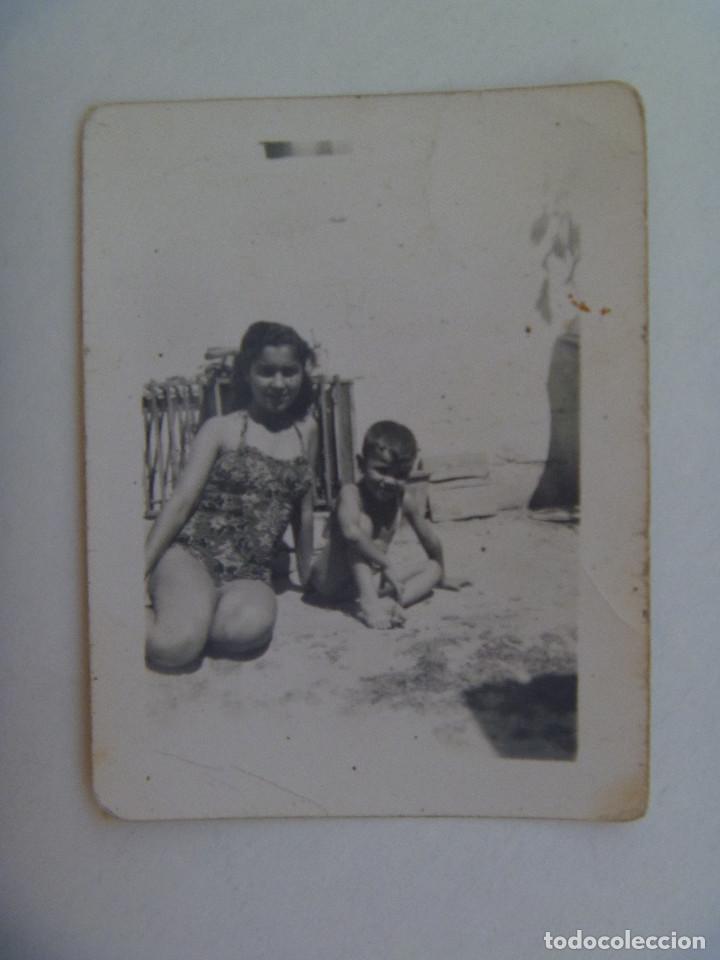 Photographie ancienne: FOTO DE MADRE CON NI&Ntilde;O PEQUE&Ntilde;O EN BA&Ntilde;ADOR  EN LA PLAYA