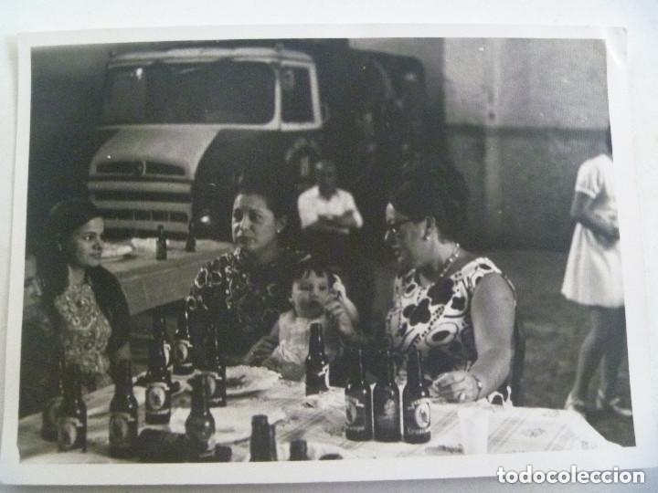Fotograf&iacute;a antigua: FOTO DE MUJERES TOMANDOSE UNOS BOTELLINES DE CERVEZA CRUZCAMPO. DETRAS HAY UN CAMION.