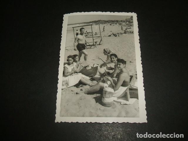 Fotografia antiga: SALINAS ASTURIAS ESCENA EN LA PLAYA FOTOGRAFIA ANTIGUA 7 X 10 CMTS