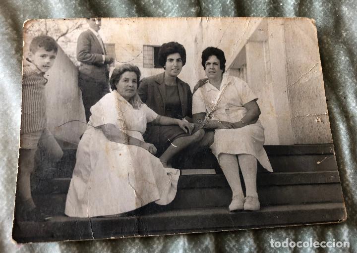 Fotografia antica: Fotograf&iacute;a antigua. Mujeres y ni&ntilde;o. Original. A&ntilde;os 50.