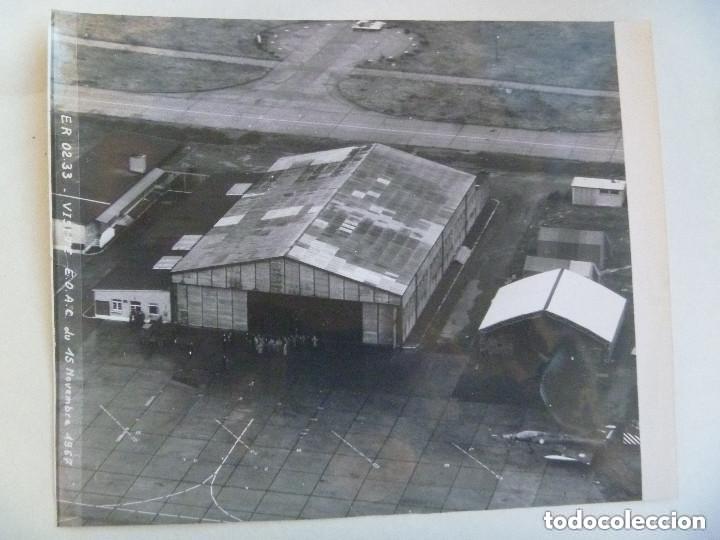 Antique Photography: FOTO AEREA DE AEROPUERTO: AVION , HANGAR Y PERSONAL , 1967 ..... 20 X 25 CM