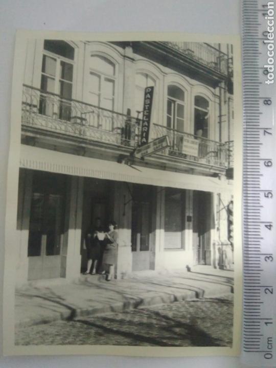 Fotograf&iacute;a antigua: FOTOGRAFIA ANTIGUA MUJERES JOVENES EN PASTELERIA VIANA DO CASTELLO