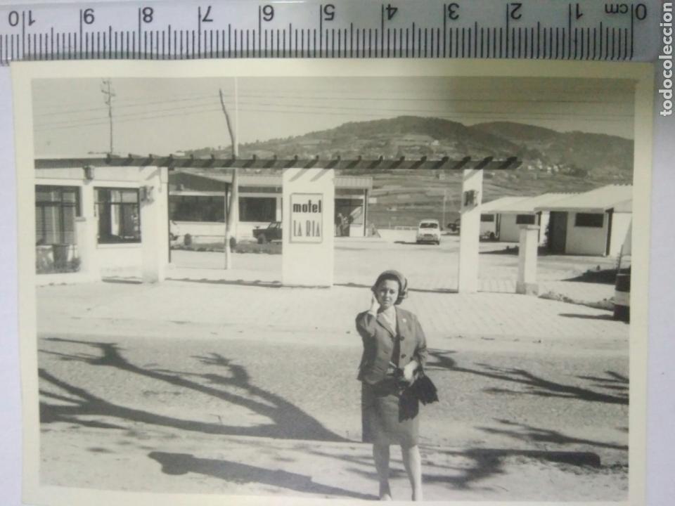 Fotograf&iacute;a antigua: ANTIGUA FOTOGRAFIA JOVEN MUJER EN FUENTEDEUME ANTIGUO MOTEL LA RIA