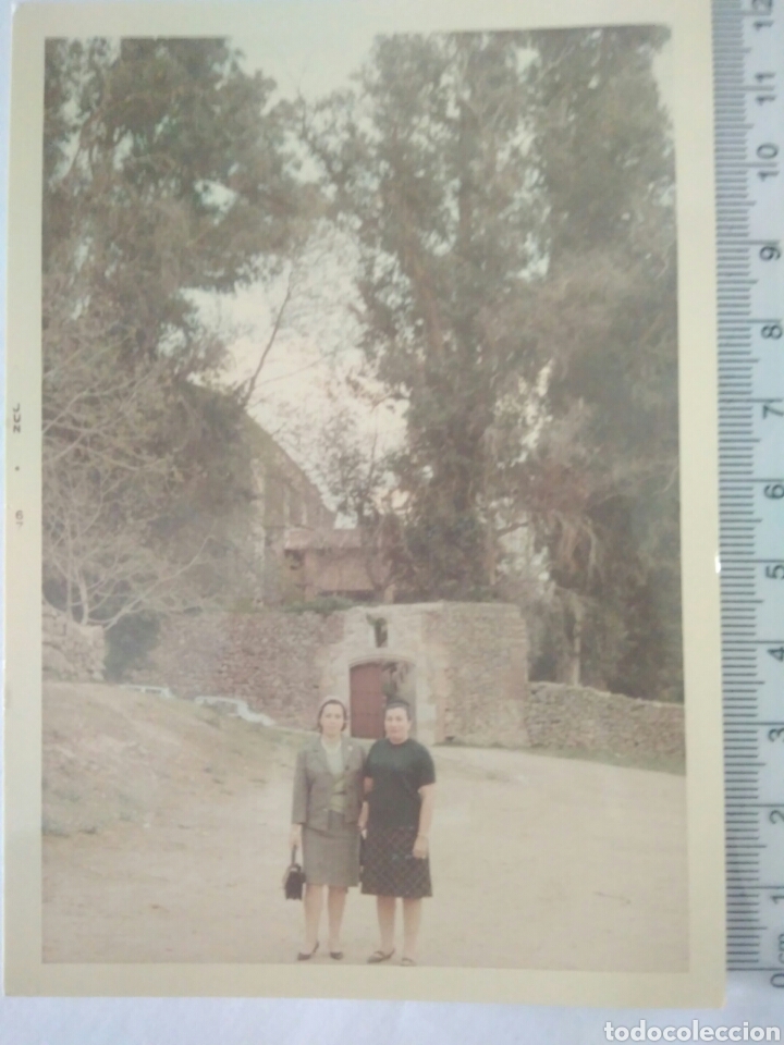Fotografia antiga: FOTOGRAFIA 2 MUJERES EN YUSTE A&Ntilde;OS 60 VACACIONES