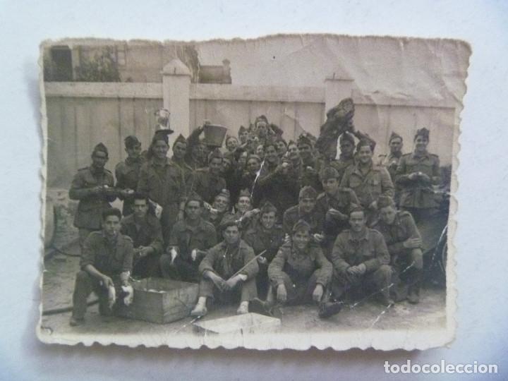 Fotograf&iacute;a antigua: FOTO DE LA MILI : SOLDADOS POSANDO PELANDO PATATAS , OLLAS, ETC