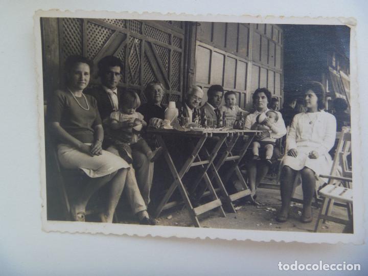 Fotograf&iacute;a antigua: FOTO DE FAMILIA TOMANDOSE UNOS BOTELLINES DE CERVEZA CRUZCAMPO EN LA FERIA. A&Ntilde;OS 50