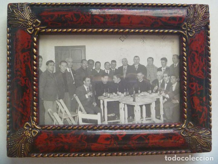 Fotograf&iacute;a antigua: FOTO DE GRUPO DE SE&Ntilde;ORES DE ACCION CATOLICA , CENTRO PARROQUIAL. BOTELLINES CERVEZA CRUZCAMPO