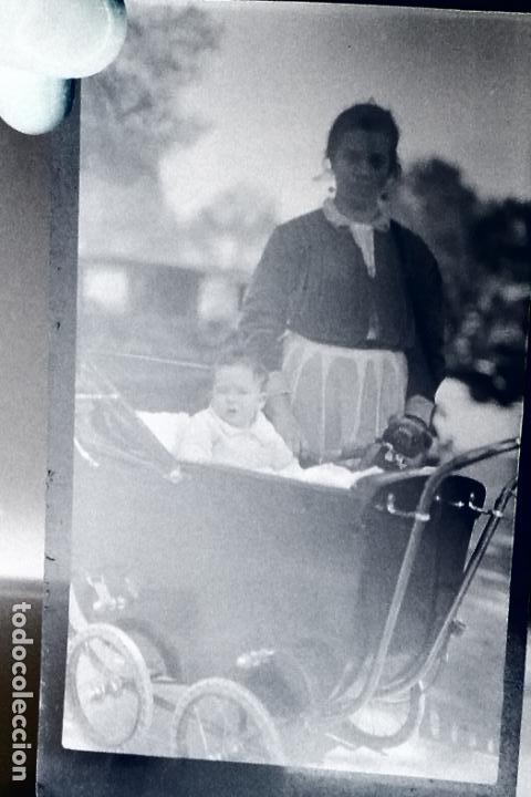Fotograf&iacute;a antigua: Negativo celuloide 9 x 6 cm a&ntilde;os 20 ni&ntilde;era con beb&eacute; en carrito de &eacute;poca
