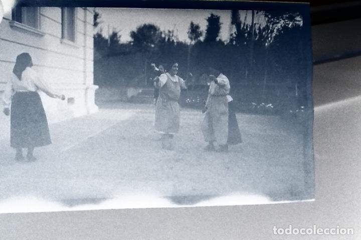 Fotograf&iacute;a antigua: Negativo celuloide 9 x 6 cm a&ntilde;os 20 mujeres bailando mui&ntilde;eira gallega