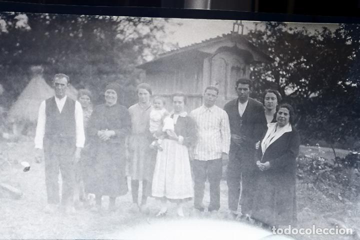 Fotograf&iacute;a antigua: Negativo celuloide 9 x 6 cm a&ntilde;os 20 gente con trajes regionales galicia h&oacute;rreo