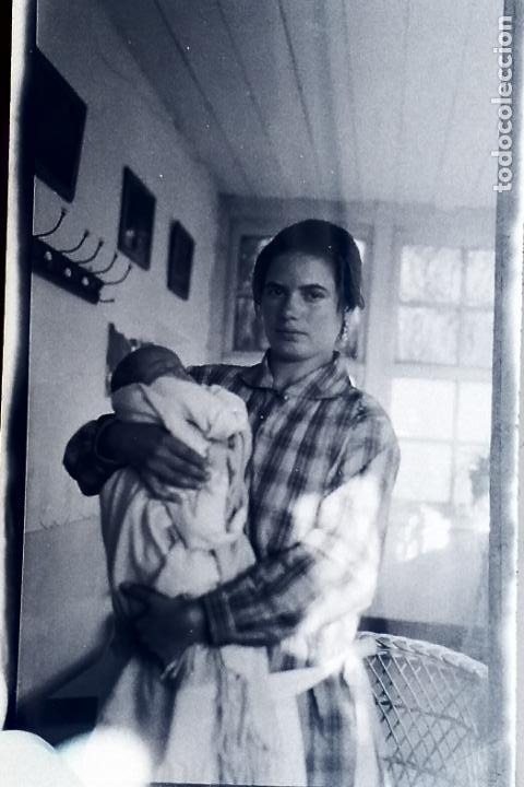 Fotograf&iacute;a antigua: Negativo celuloide 9 x 6 cm a&ntilde;os 20 cuidadora con beb&eacute;