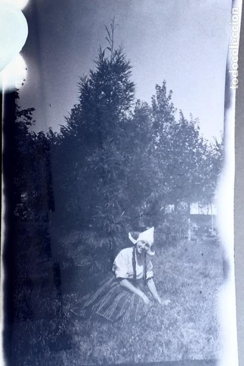 Fotograf&iacute;a antigua: Negativo celuloide 9 x 15 cm a&ntilde;os 20 joven con curioso traje regional desconozco lugar