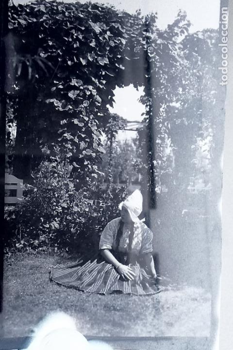 Fotograf&iacute;a antigua: Negativo celuloide 9 x 15 cm a&ntilde;os 20 joven con curioso traje regional desconozco lugar