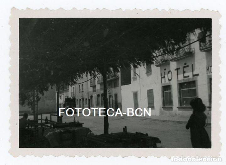 Fotograf&iacute;a antigua: FOTO ORIGINAL POBLACION A IDENTIFICAR PLAZA HOTEL ESTABLECIMIENTO PUBLICIDAD FRIGO CAMION A&Ntilde;OS 40/50