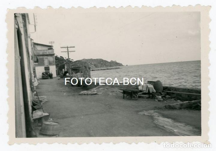 Fotograf&iacute;a antigua: FOTO ORIGINAL POBLACION COSTERA A IDENTIFICAR COCHE AUTOMOVIL A&Ntilde;OS 40/50
