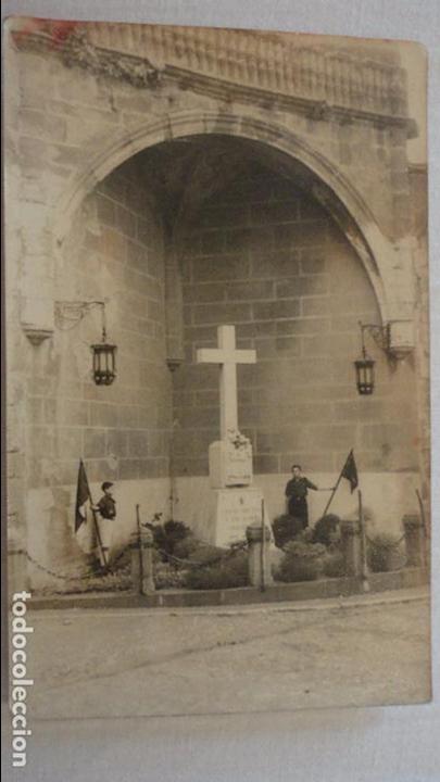 Fotograf&iacute;a antigua: ANTIGUA FOTOGRAFIA. CHICOS CON BANDERAS CRUZ CAIDOS POR DIOS Y ESPA&Ntilde;A. LLERENA BADAJOZ GUERRA CIVIL?