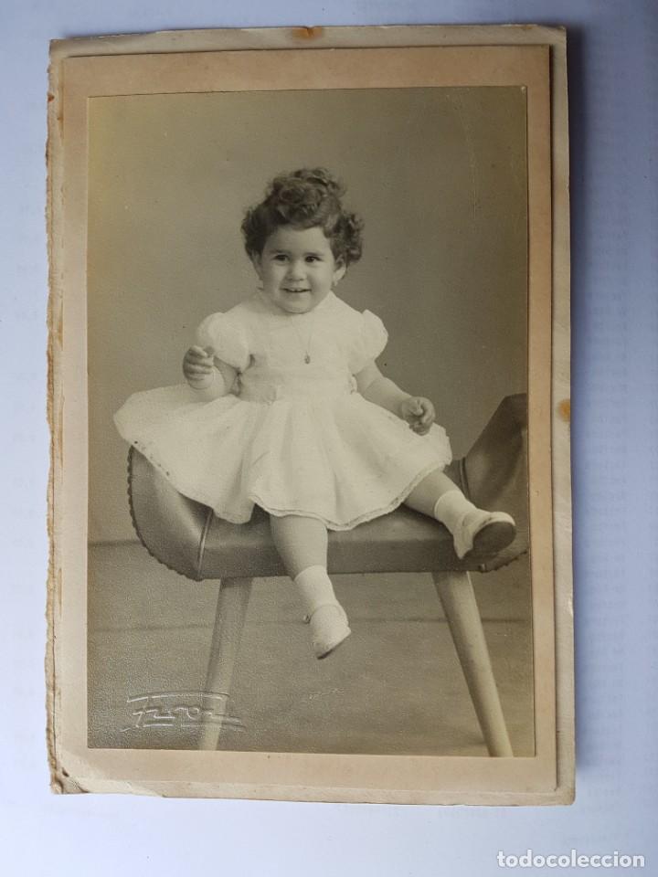 Fotografia antiga: NI&Ntilde;A VESTIDA DE FIESTA. ROBE DE FILLE DE PARTI. GIRL DRESS OF PARTY. 1961