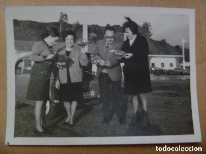 Fotograf&iacute;a antigua: FOTO DE GENTE EN GALICIA CON GRANDES CENTOLLOS , DETRAS UN SEAT 600