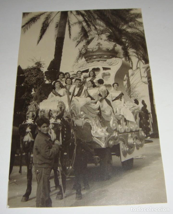 Fotograf&iacute;a antigua: Fotograf&iacute;a de la Carroza con las Damas o Reinas de los Carnavales de C&aacute;diz. 1958. Fiestas t&iacute;picas